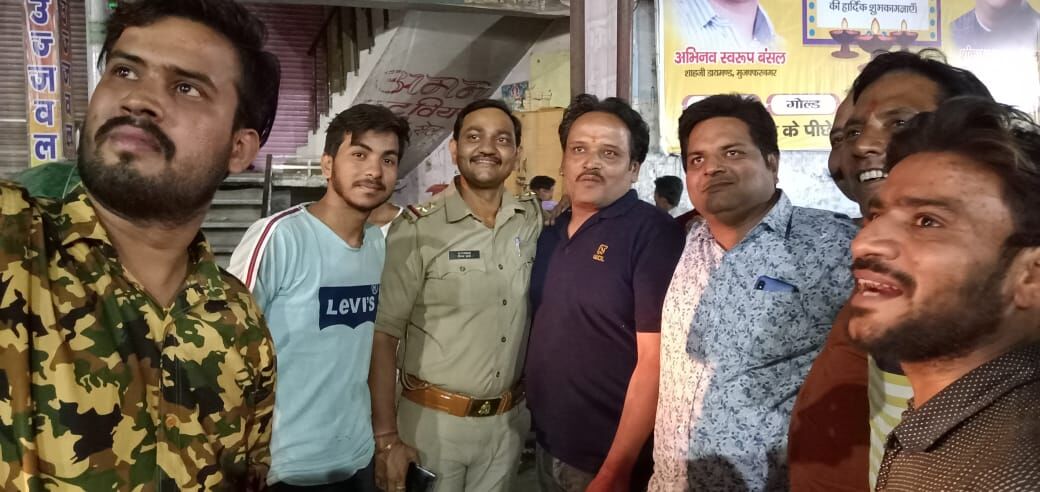 भाजपा कार्यकर्ताओं ने पुलिस सब इंस्पेक्टर विनय शर्मा के सहयोग से दीपावली के दिये बेचने वाले ग़रीबों के लगवाएं बाजार में ठिये