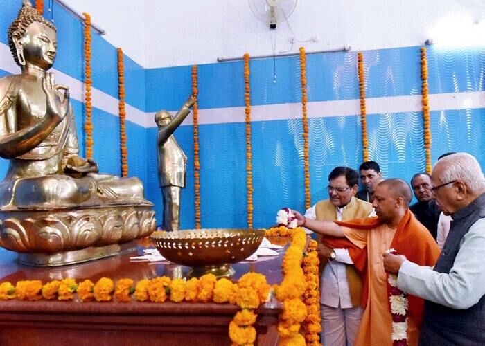 डॉ. भीमराव अम्बेडकर के परिनिर्वाण दिवस पर डॉ. भीमराव अम्बेडकर  महासभा में आयोजित कार्यक्रम राज्यपाल एवं मुख्यमंत्री सम्मिलित हुए