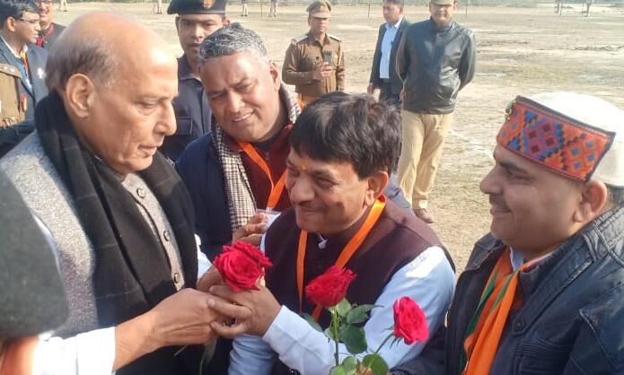 मेरठ की सरजमीं पर मंत्री कपिल देव ने रक्षा मंत्री राजनाथ को भेंट किया लाल गुलाब मेरठ की सरजमीं पर मंत्री कपिल देव ने रक्षा मंत्री राजनाथ को भेंट किया लाल गुलाब