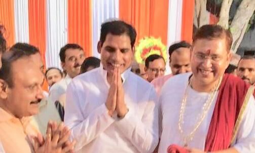 भाजपा नेता ईश्वर मावी ने श्रीराम कथा में पहुंच कर लिया आशीर्वाद।