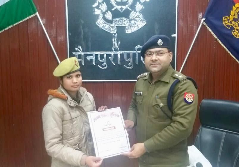 हाल-चाल दस्ते की सिपाही ऊषा ने जनता को समझाया मित्र पुलिस का मतलब, गिरोह सरगना पकड़वाने पर एसपी ने किया सम्मानित