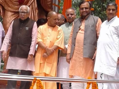 यूपी में मुस्लिम को लुभाते योगी आदित्यनाथ
