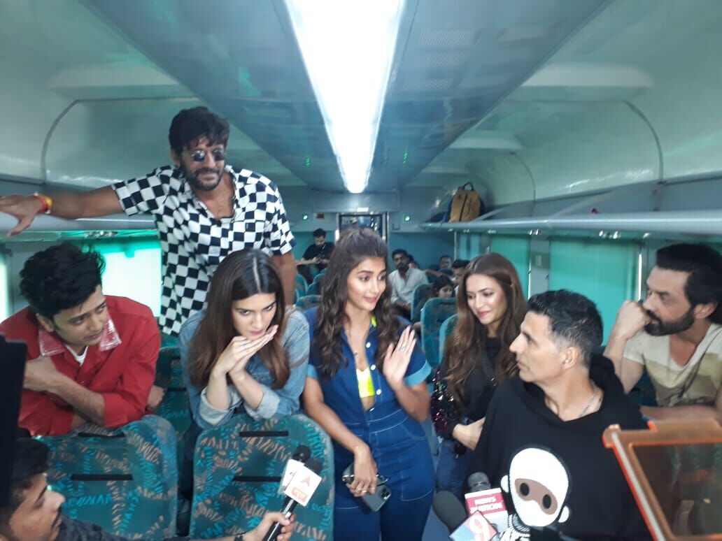 पहली बार इंडियन रेलवे ने फ़िल्म हाउसफुल 4 के लिए प्रमोशन ऑन व्हील्स किया शुरू पहली बार इंडियन रेलवे ने फ़िल्म हाउसफुल 4 के लिए प्रमोशन ऑन व्हील्स किया शुरू