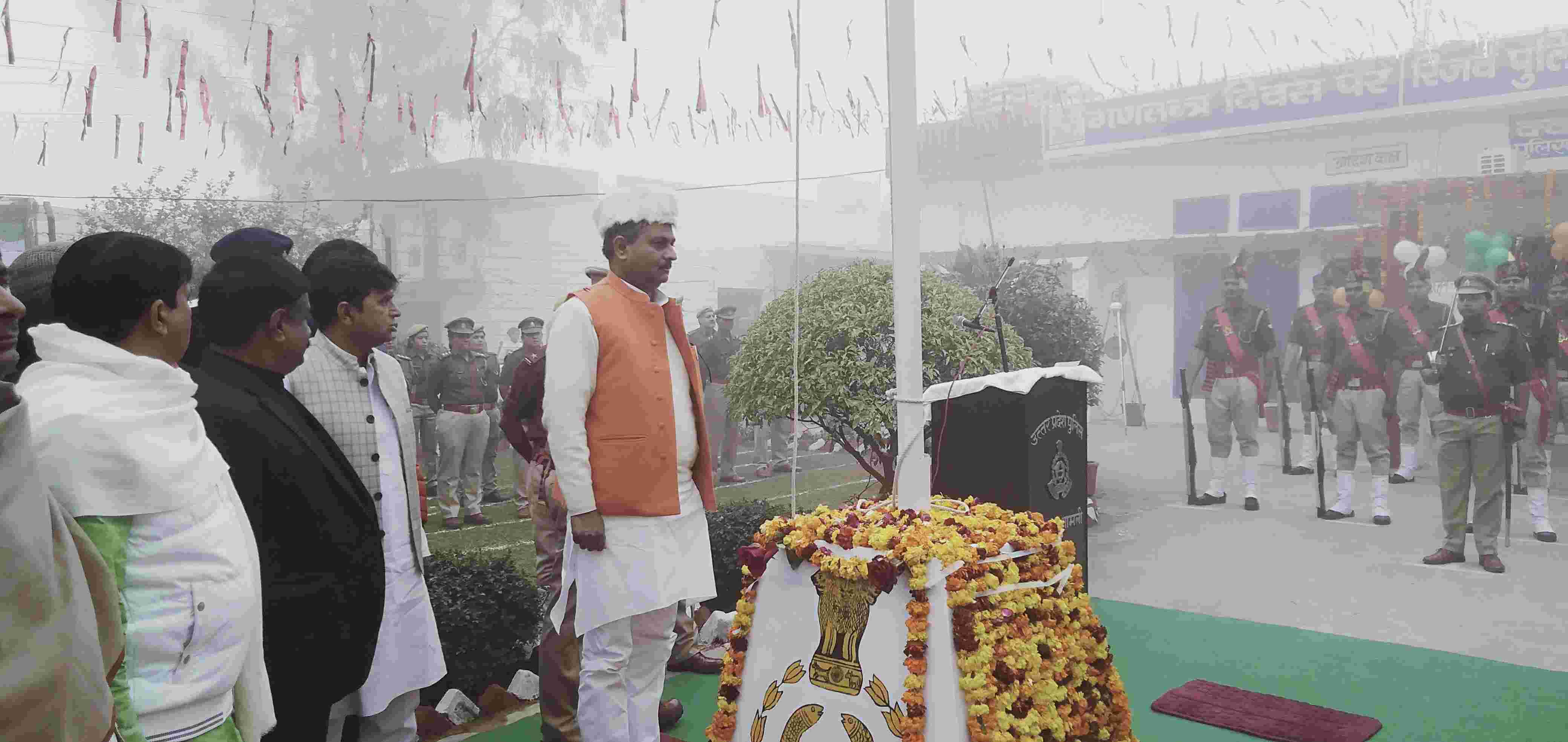 राज्य मंत्री विजय कुमार कश्यप ने शामली पुलिस लाइन में किया ध्वजारोहण