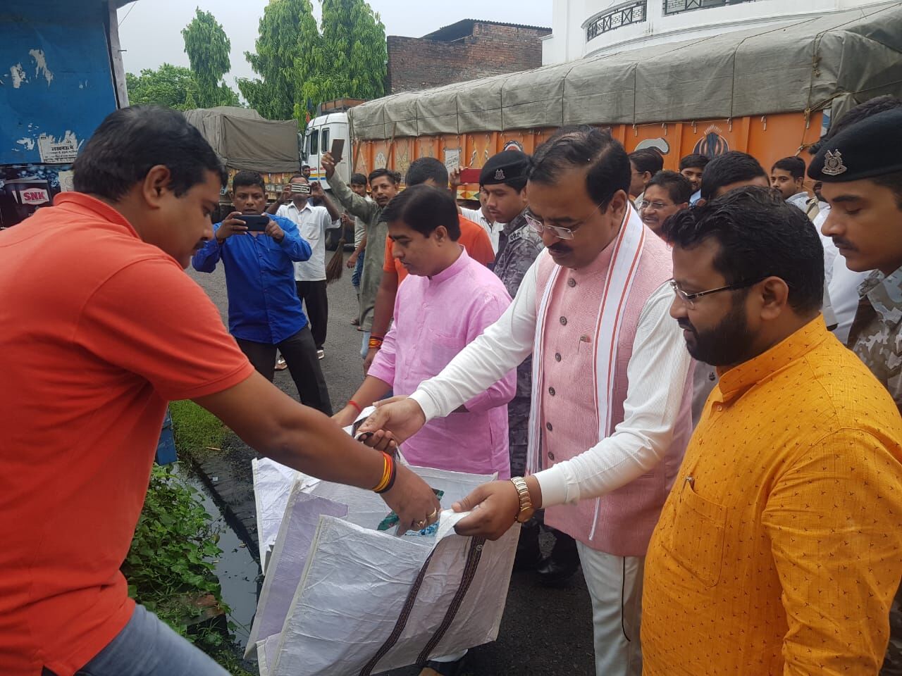 प्लास्टिक की थैलियो की जगह करें कपड़े के झोलों का उपयोग - केशव प्रसाद मौर्य