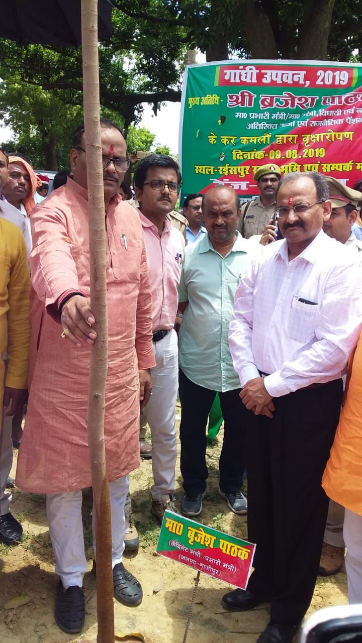 स्वच्छ एवं स्वस्थ पर्यावरण हेतु वृक्षारोपण अत्यंत आवश्यक - मिनिस्टर ब्रजेश पाठक