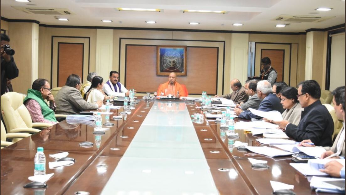 उत्तर प्रदेश के मुख्यमंत्री योगी आदित्यनाथ  ने 31 मार्च, 2018 तक सड़कों के नवीनीकरण का कार्य पूरा करने के निर्देश दिये