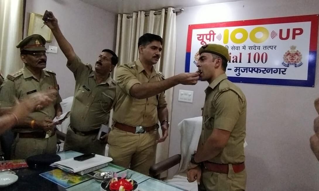 अभिषेक यादव ने डायल 100 जाकर सिपाही  मनीष को कहा-हैप्पी बर्थ-डे टू यू