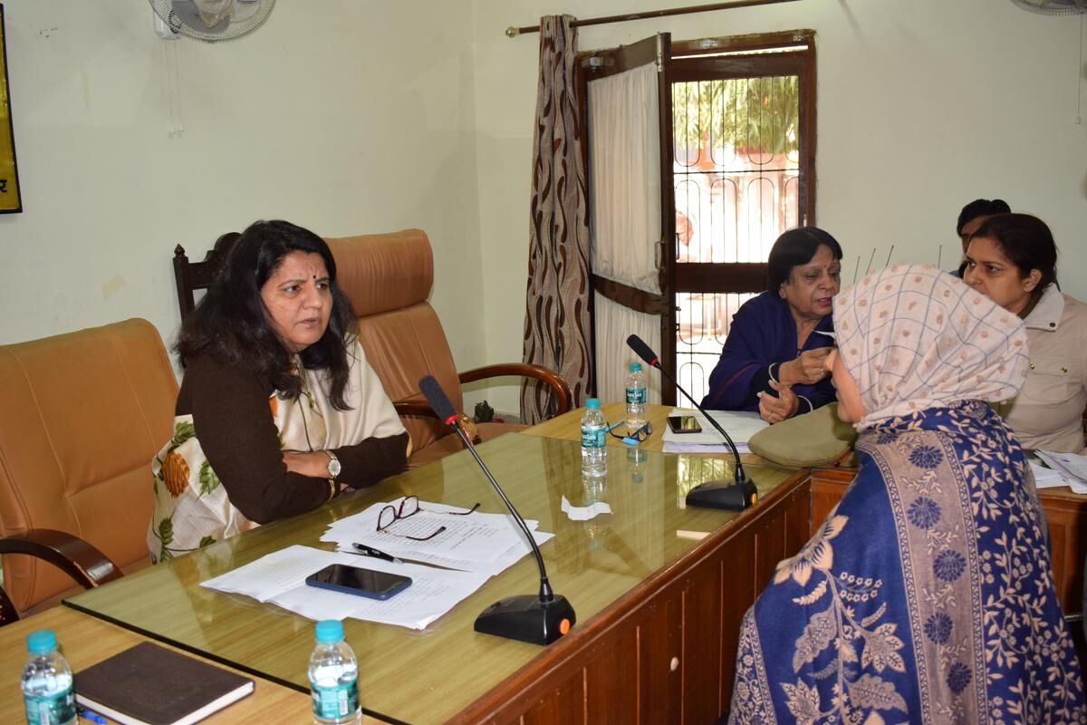 पीड़ित महिलाएं अपनी परेशानी महिला आयोग के समक्ष रखे : डॉ प्रिंयवदा तोमर पीड़ित महिलाएं अपनी परेशानी महिला आयोग के समक्ष रखे : डॉ प्रिंयवदा तोमर