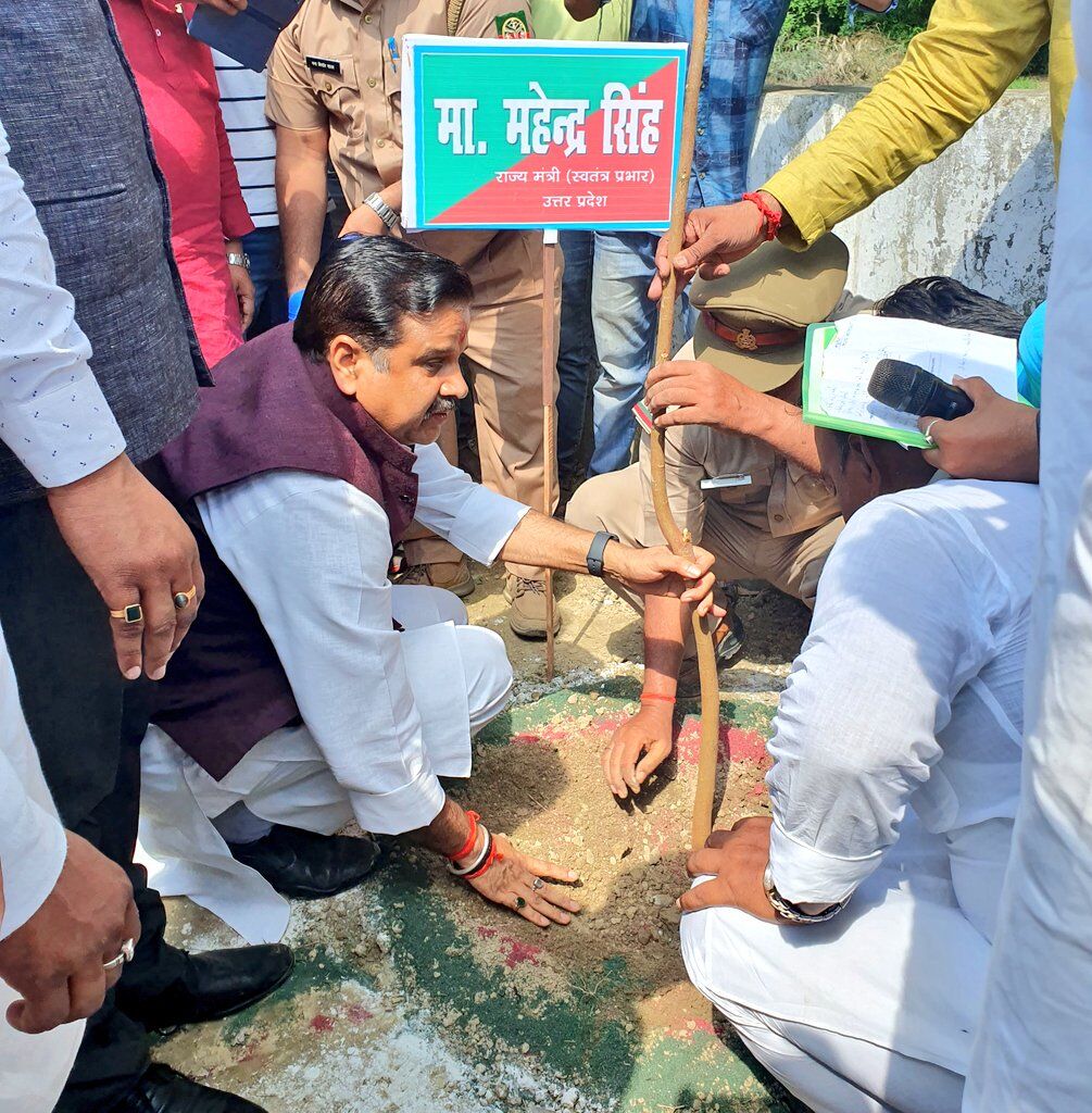 डा0 महेन्द्र सिंह ने गोसाईगंज ब्लाक में वृक्षारोपण कार्यक्रम का किया शुभारम्भ