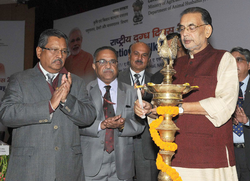 दुग्ध व्यवसाय में उद्यमियों के लिए अनेक संभावनाएँ उभर कर सामने आ रही है : राधा मोहन सिंह