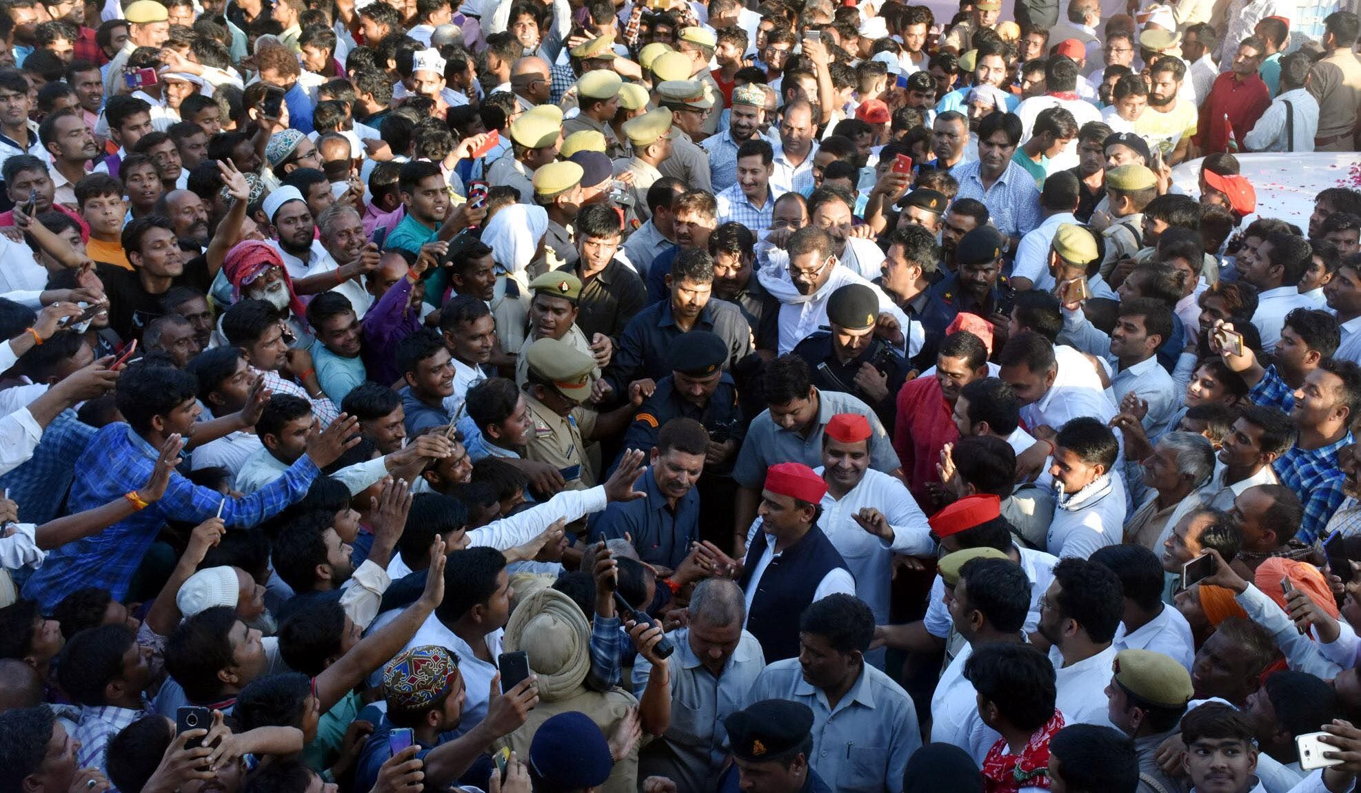 अखिलेश यादव के नेतृत्व में राजनीतिक परिवर्तन की राह पर उत्तर प्रदेश