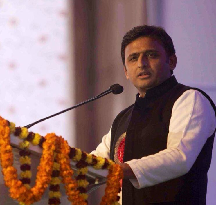 जनता संकटों में घिरती जा रही हैं : अखिलेश यादव जनता संकटों में घिरती जा रही हैं : अखिलेश यादव