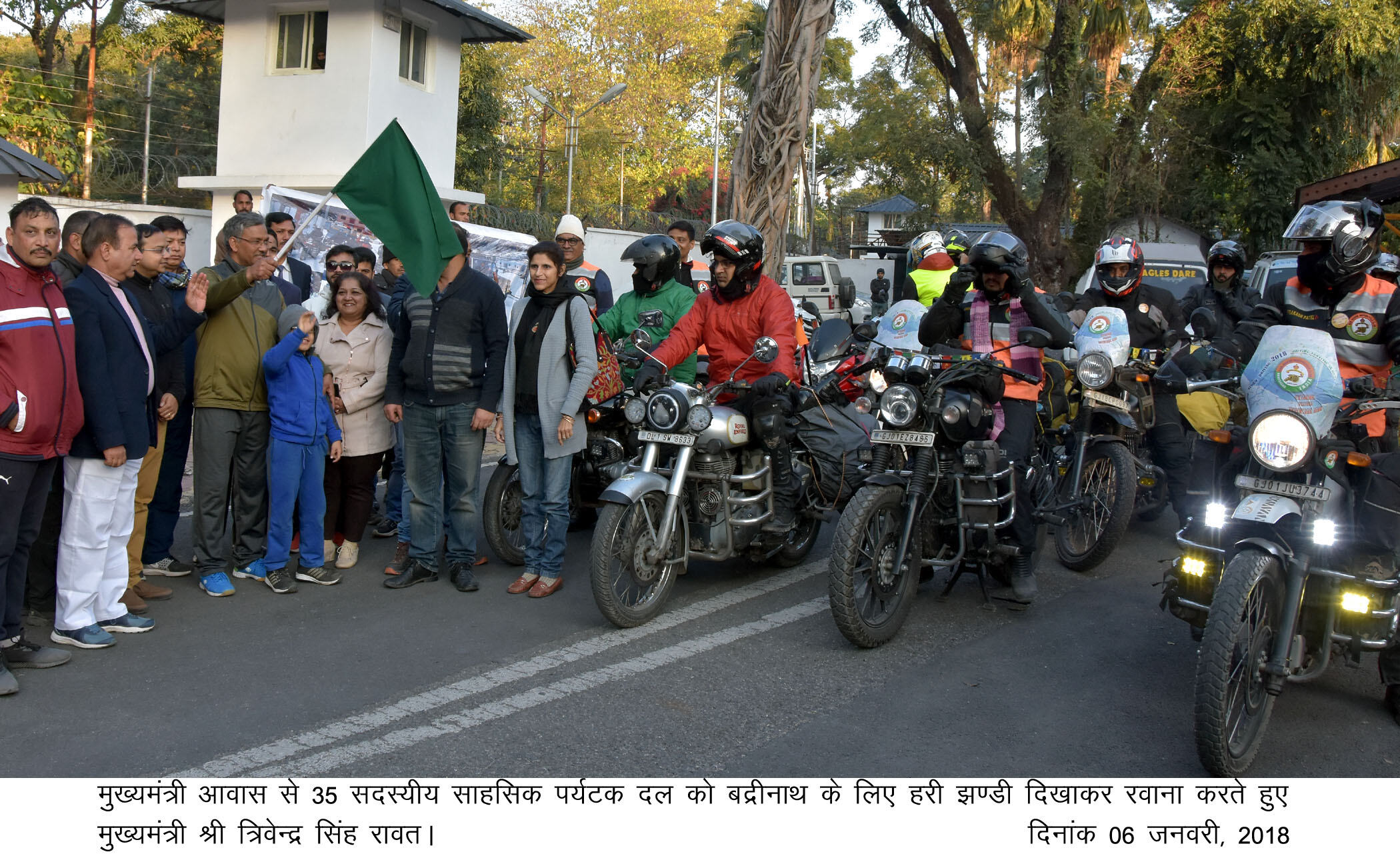 त्रिवेन्द्र सिंह रावत ने  35 सदस्यीय साहसिक पर्यटक दल को बद्रीनाथ के लिए हरी झण्डी दिखाकर रवाना किया