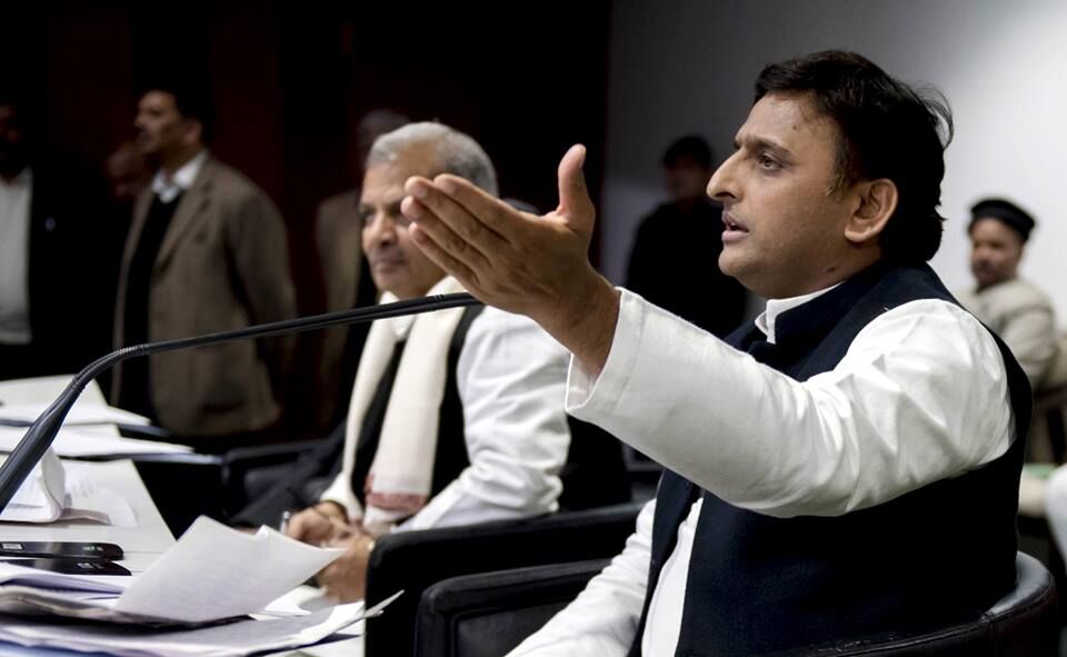 किसानों की आवाज उठाने वाले नौजवानों का उत्पीड़न कर उन्हें झूठे केसो में फंसाया जा रहा है :अखिलेश यादव
