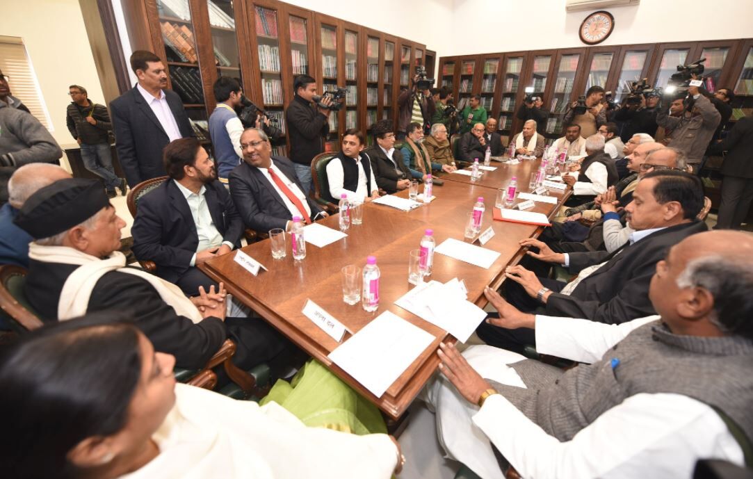 विपक्षी दलों की बैठक में ईवीएम में गड़बड़ी और चुनाव ईवीएम के स्थान पर बैलेट पेपर से हों सभी सहमत विपक्षी दलों की बैठक में ईवीएम में गड़बड़ी और चुनाव ईवीएम के स्थान पर बैलेट पेपर से हों सभी सहमत