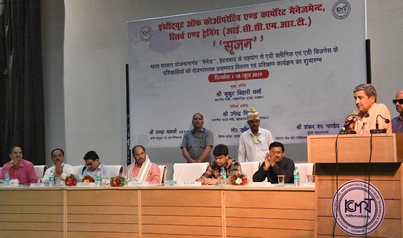 मुकुट बिहारी वर्मा एवं उपेन्द्र तिवारी द्वारा प्रशिक्षण कार्यक्रम के प्रतिभागियों को प्रमाण पत्र प्रदान किया