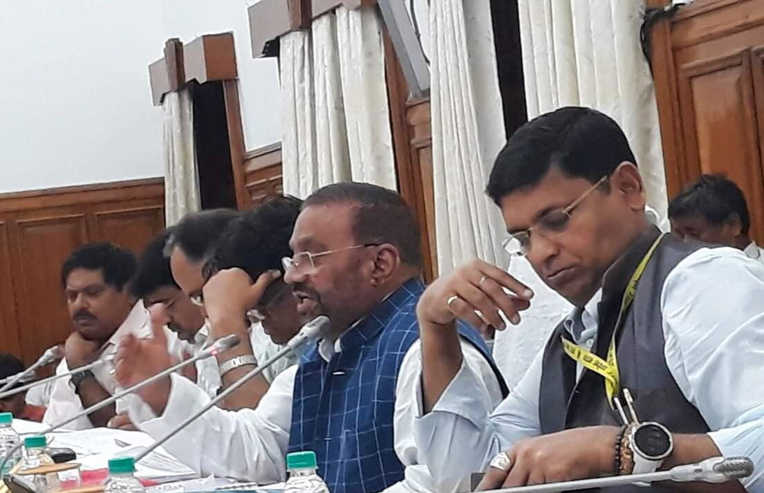 श्रम उपकर वसूली में गड़बड़ी करने वाली कम्पनियों को Black Listed कर दर्ज करें FIR :  स्वामी प्रसाद मौर्य