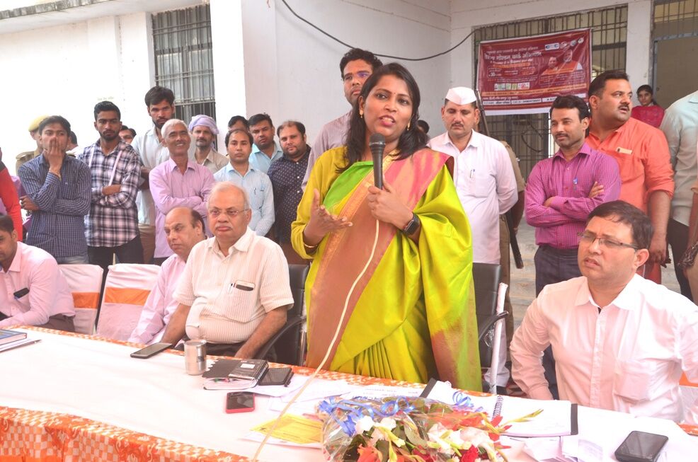 जिलाधिकारी ने लगाई जन चौपाल, लापरवाह प्रधानाचार्य के खिलाफ होगी कार्यवाही जिलाधिकारी ने लगाई जन चौपाल, लापरवाह प्रधानाचार्य के खिलाफ होगी कार्यवाही