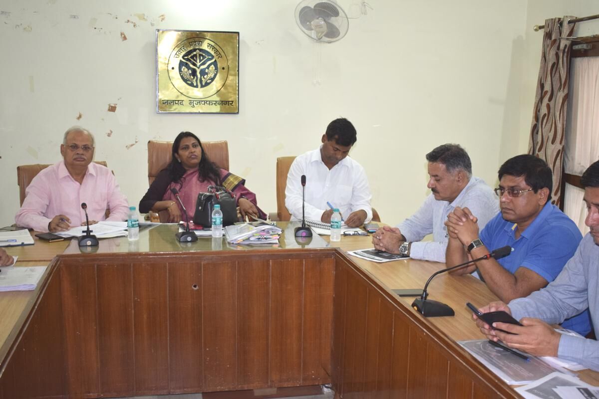 एम्बुलेंस में पैसे लेने की शिकायत पर डिप्टी सीएमओ व चालक को जेल भेजा जायेगा : सेल्वा कुमारी जे एम्बुलेंस में पैसे लेने की शिकायत पर डिप्टी सीएमओ व चालक को जेल भेजा जायेगा : सेल्वा कुमारी जे