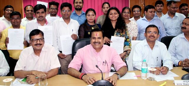 सभी अधिकारी ग्राम्य विकास विभाग की योजनाओं को पूरी पारदर्शिता के साथ लागू करें : डा0 महेन्द्र सिंह