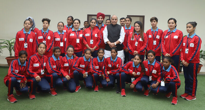 जम्‍मू-कश्‍मीर महिला फुटबॉल खिलाड़ियों ने केंद्रीय गृह मंत्री राजनाथ सिंह से मुलाकात की