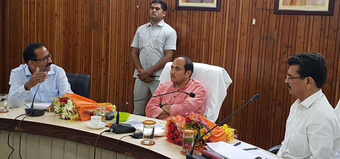 गन्ना विकास मंत्री सुरेश राणा ने सहकारी चीनी मिलों को संचालित कराने संबंधी समीक्षा बैठक की