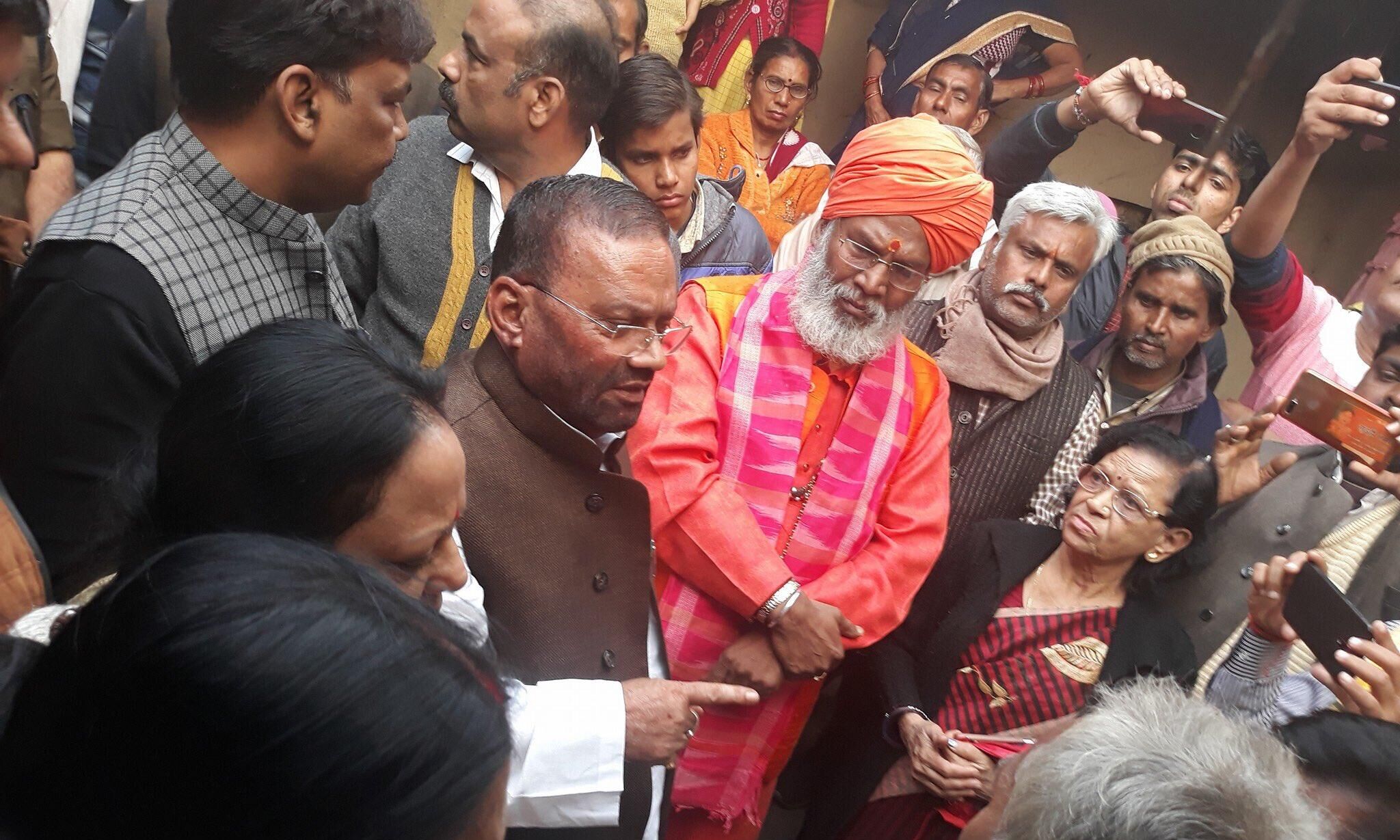 मुख्यमंत्री के निर्देशों के क्रम में  स्वामी प्रसाद मौर्य तथा  कमल रानी वरुण ने दिवंगत पीड़िता के गांव पहुंचकर शोक संवेदना व्यक्त की