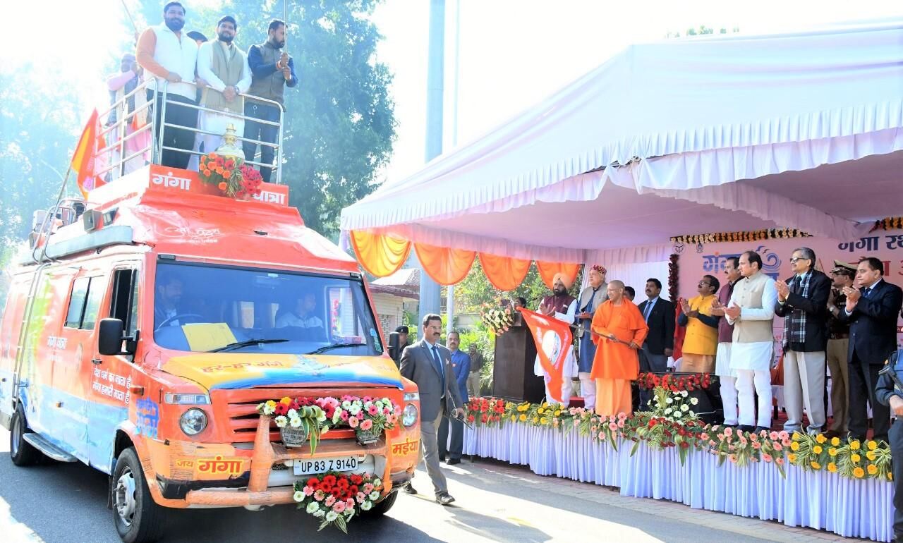 सीएम योगी ने गंगा यात्रा हेतु बिजनौर एवं बलिया के लिए गंगा रथों को झण्डी दिखाकर रवाना किया