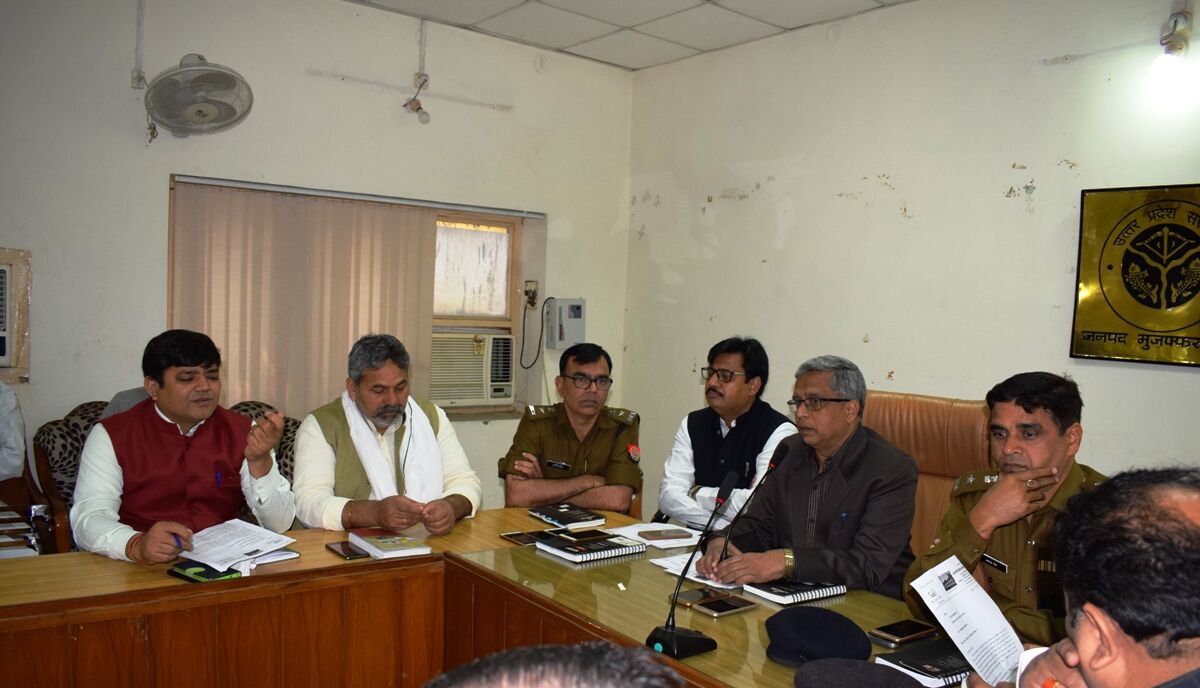 चीनी मिलें किसानों के समस्त गन्ने की पेराई के पश्चात ही होगी बन्द : जिलाधिकारी