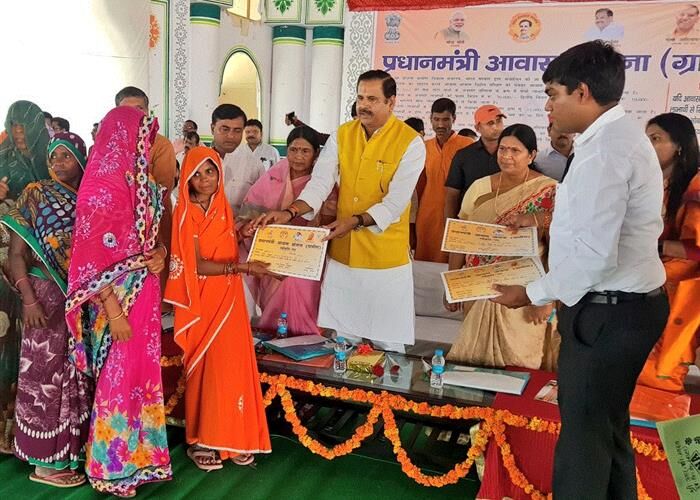 उत्तरप्रदेश सरकार गरीबों के सिर पर उनका छत देखना चाहती है : डा0 महेन्द्र सिंह