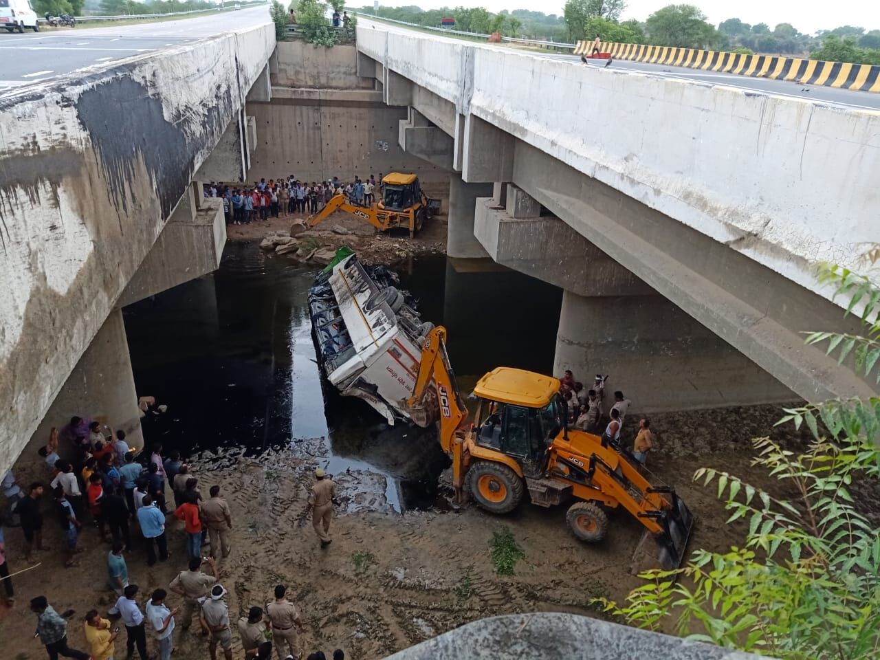 जनरथ बस यमुना एक्सप्रेस वे से नीचे गिरी, 29 की मौत