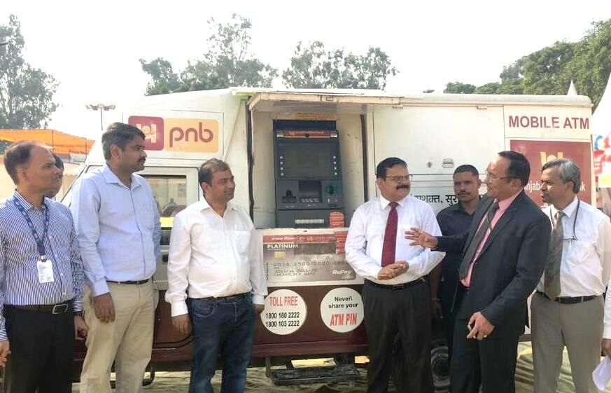 मुज़फ्फरनगर के सरस मेले में लोगों तक पैसा लेकर पहुंचा बैंक