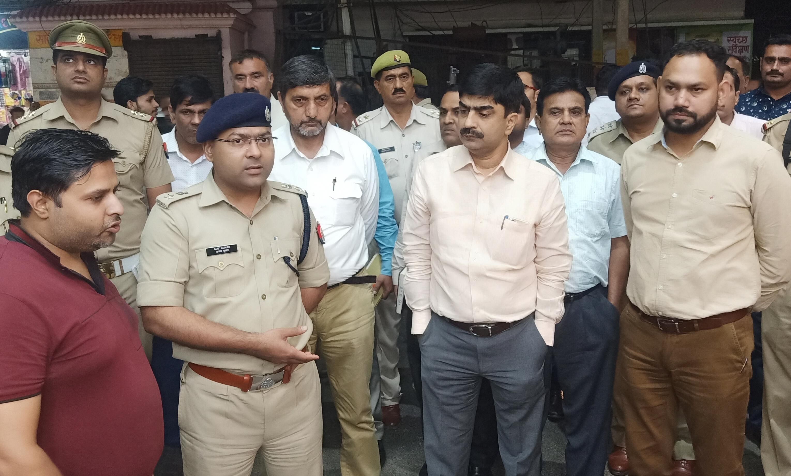डीएम और एसपी ने फुटपाथ पर अतिक्रमण करने वाले दुकानदारों को दी कड़ी कार्यवाही की चेतावनी डीएम और एसपी ने फुटपाथ पर अतिक्रमण करने वाले दुकानदारों को दी कड़ी कार्यवाही की चेतावनी