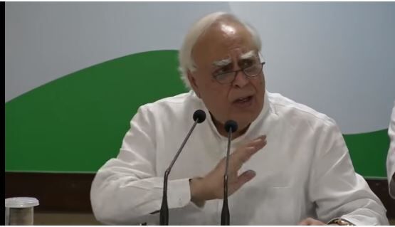 सत्ता बदलने में लोगों की तकदीर भी बदल जाती है जो बंजर जमीन हो उस में हरियाली आ जाती है : सिब्बल