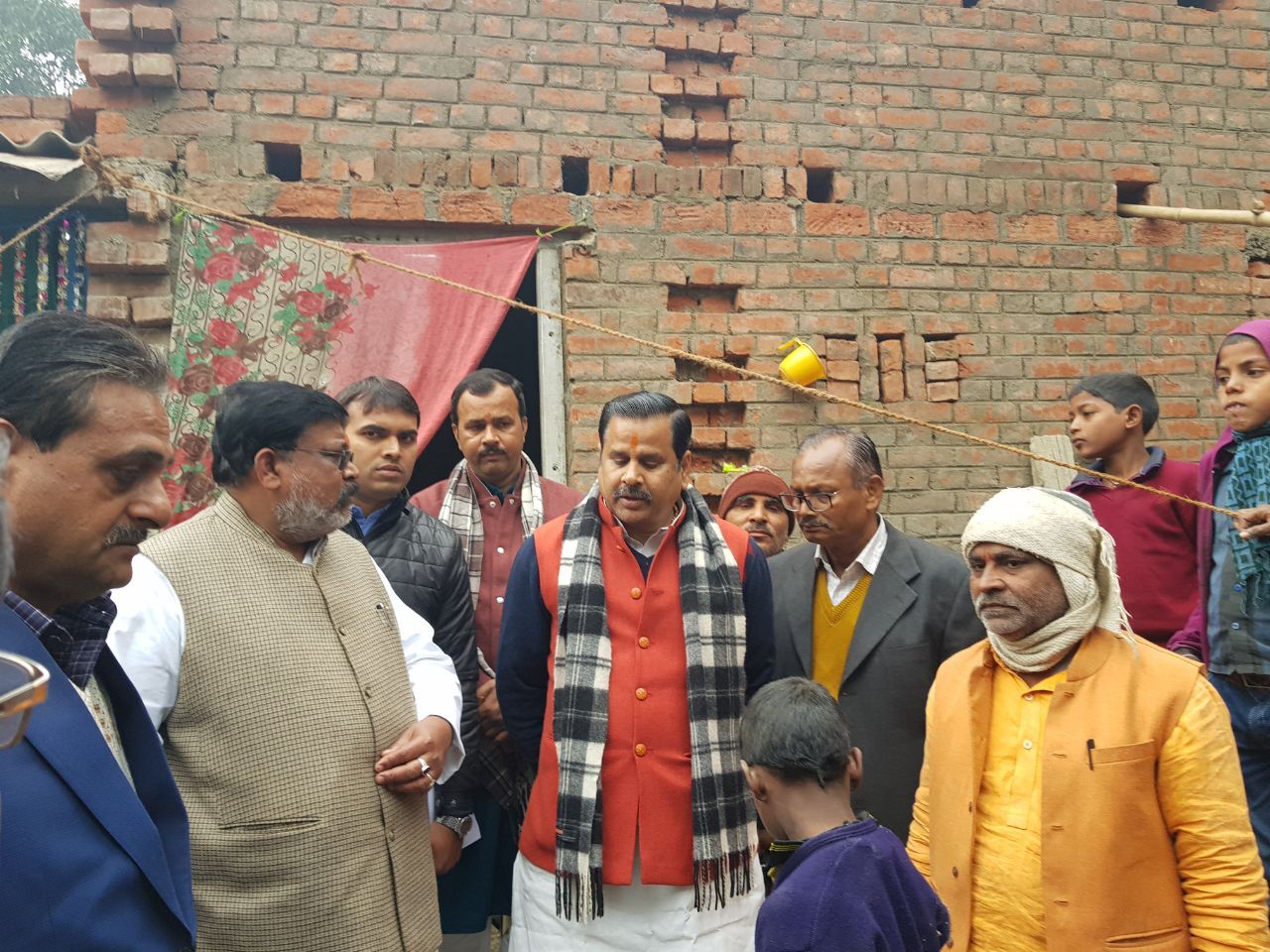 ग्राम्य विकास मंत्री ने गाजीपुर के महाराजगंज गांव में प्रधानमंत्री आवास योजना (ग्रामीण) के तहत निर्मित आवासों का आकस्मिक निरीक्षण किया