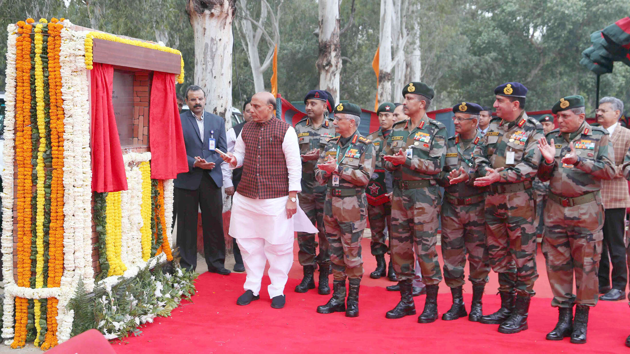 सशस्त्र बलों के कर्मियों ने राष्ट्र निर्माण में अमूल्य योगदान दिया : रक्षामंत्री