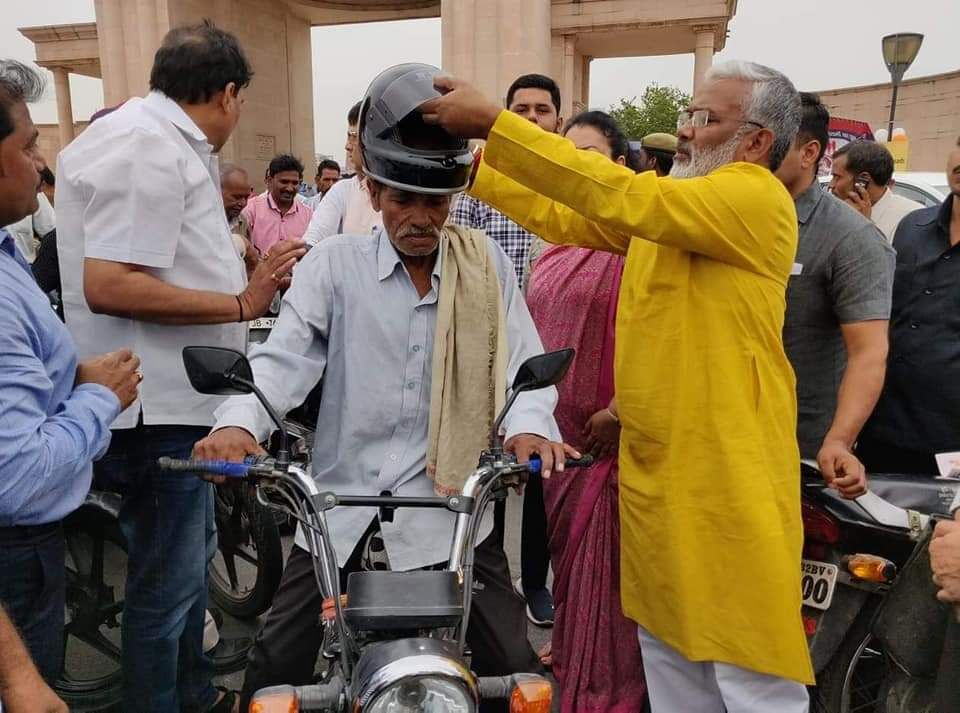सड़क सुरक्षा सप्ताह के दूसरे दिन परिवहन मंत्री ने बांटे हेल्मेट, लोगों को किया जागरूक