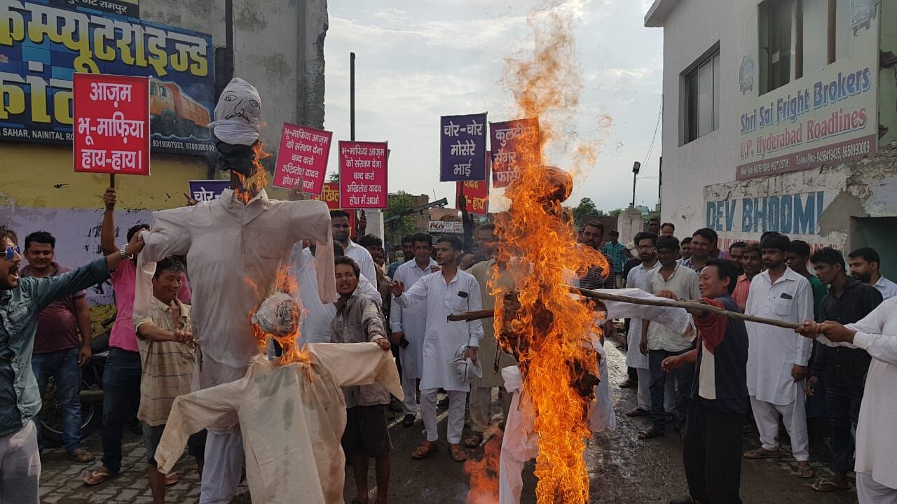 क्या है अखिलेश-आज़म का सेंगर कनेक्शन,रामपुर में फूंका गुरू चेलों का पुतला