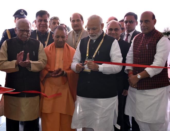 प्रधान मंत्री नरेन्द्र मोदी ने उत्तर प्रदेश इन्वेस्टर्स समिट 2018 का उद्घाटन किया