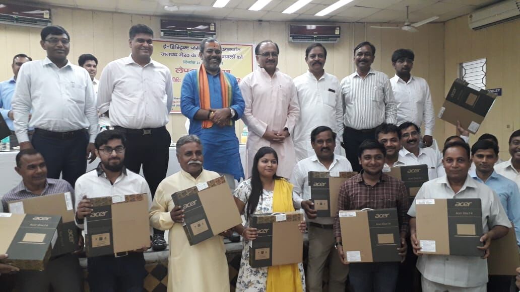 सिद्धार्थ नाथ सिंह ने ई डिस्ट्रिक्ट परियोजना के अंतर्गत जनपद मेरठ के लेखपालों को किया लैपटॉप वितरण सिद्धार्थ नाथ सिंह ने ई डिस्ट्रिक्ट परियोजना के अंतर्गत जनपद मेरठ के लेखपालों को किया लैपटॉप वितरण