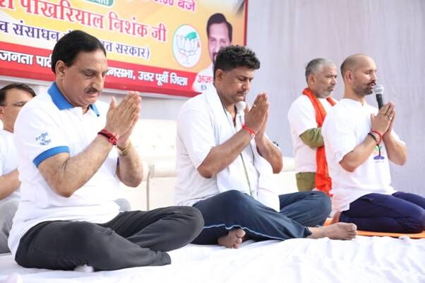 योग जीवनशैली को बदलने और चेतना को उत्पन्न करने का साधन - डॉ. रमेश पोखरियाल निशंक