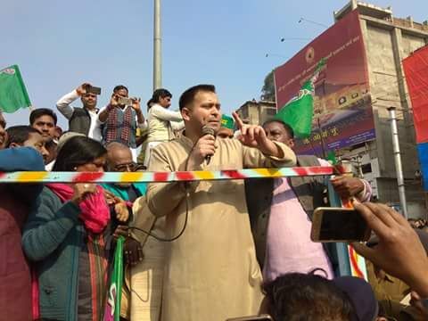 बिहार बंद : तेजस्वी यादव और तेजप्रताप यादव सैकड़ो समर्थकों के साथ गिरफ्तार