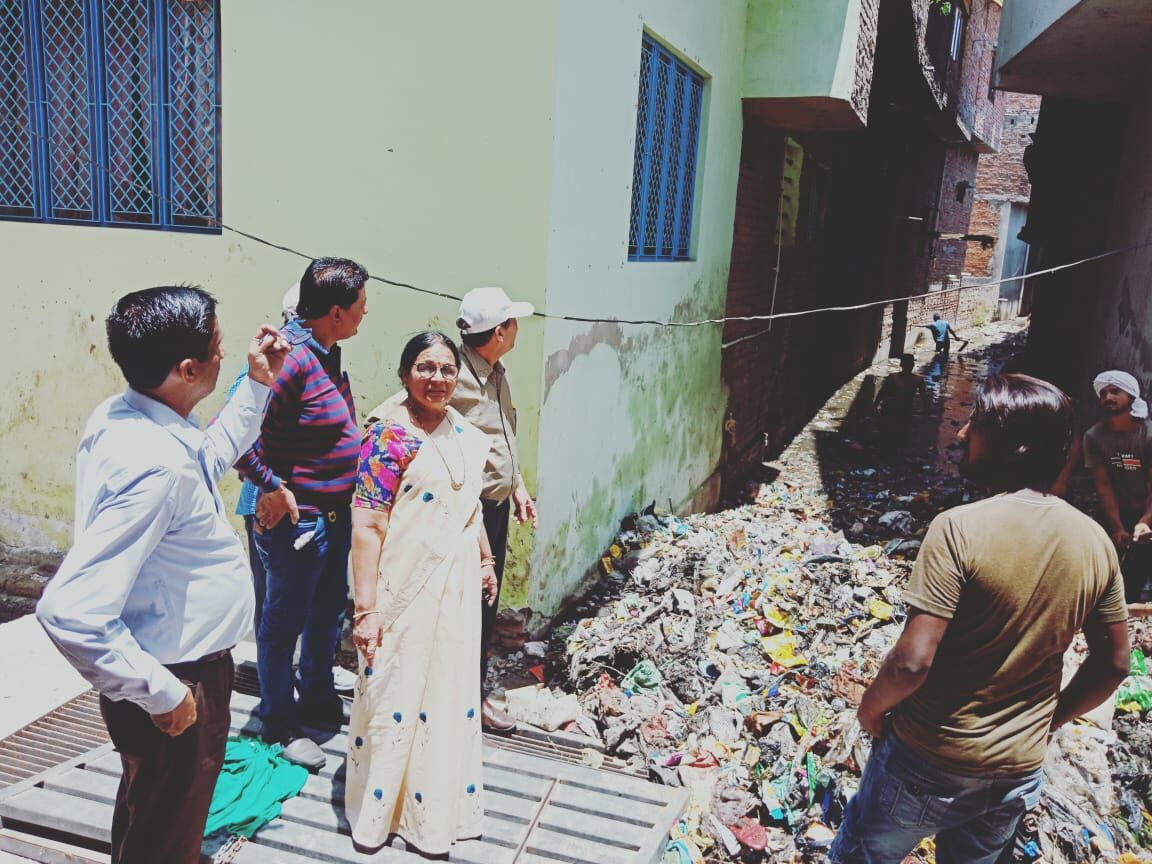 तपती धूप में पालिकाध्यक्ष अंजू अग्रवाल ने अपने सामने निकलवायी नालो से सिल्ट