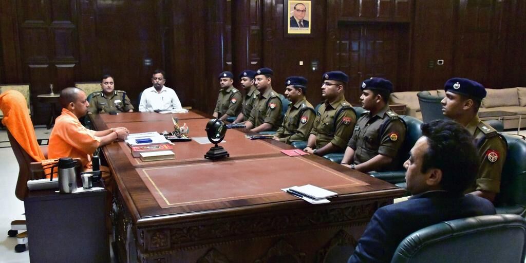 मुख्यमंत्री से 2014 बैच के भारतीय पुलिस सेवा के अधिकारियों ने भेंट की मुख्यमंत्री से 2014 बैच के भारतीय पुलिस सेवा के अधिकारियों ने भेंट की