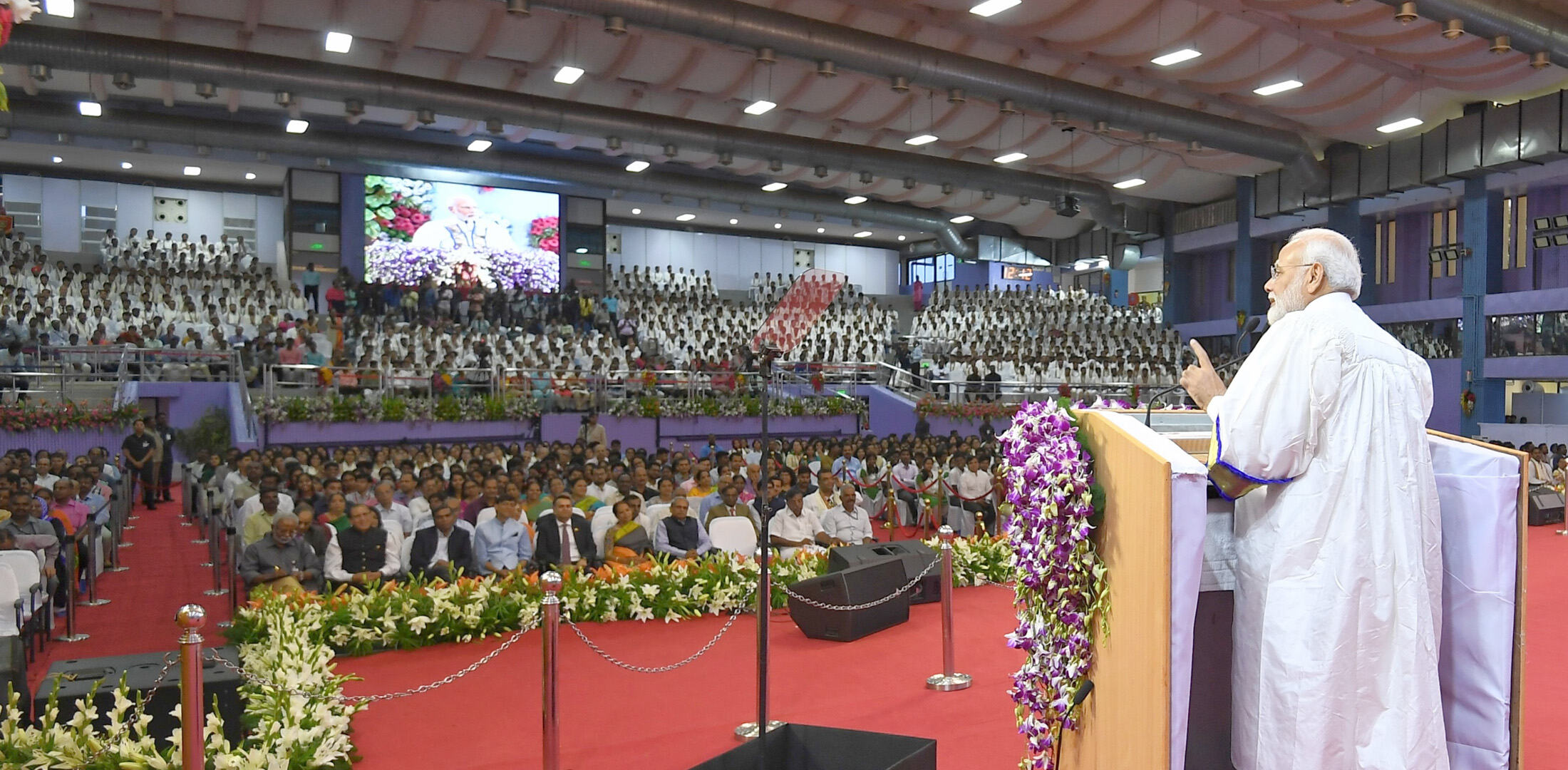 प्रधानमंत्री  नरेंद्र मोदी ने विद्यार्थियों से देश की समस्याओं का आसान समाधान खोजने का अनुरोध किया