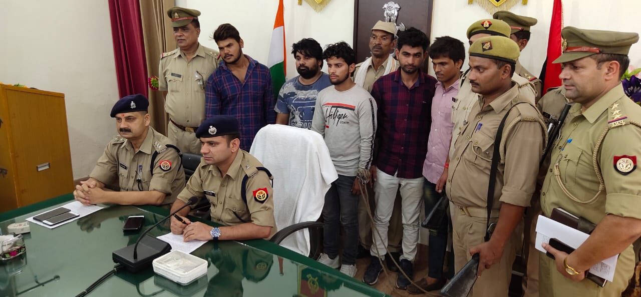 आईपीएस अभिषेक यादव ने लोअर पीसीएस परीक्षा में पकड़ा साॅल्वर गैंग आईपीएस अभिषेक यादव ने लोअर पीसीएस परीक्षा में पकड़ा साॅल्वर गैंग