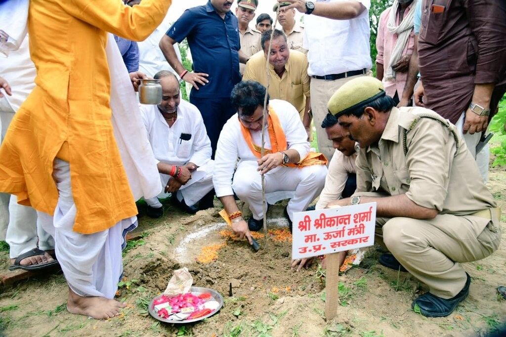 मिनिस्टर श्रीकांत शर्मा ने मथुरा में किया वृक्षारोपण