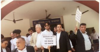 हाई कोर्ट की मांग और बढ़ी हुई कोर्ट फ़ीस के विरोध में राज्यपाल का घेराव किया