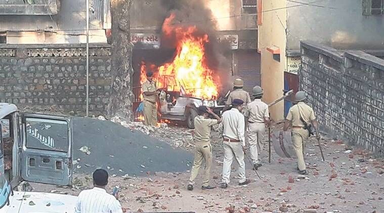 किसानो पर पुलिस फायरिंग शख्स की मौत भीड़ ने थाने में आग लगायी